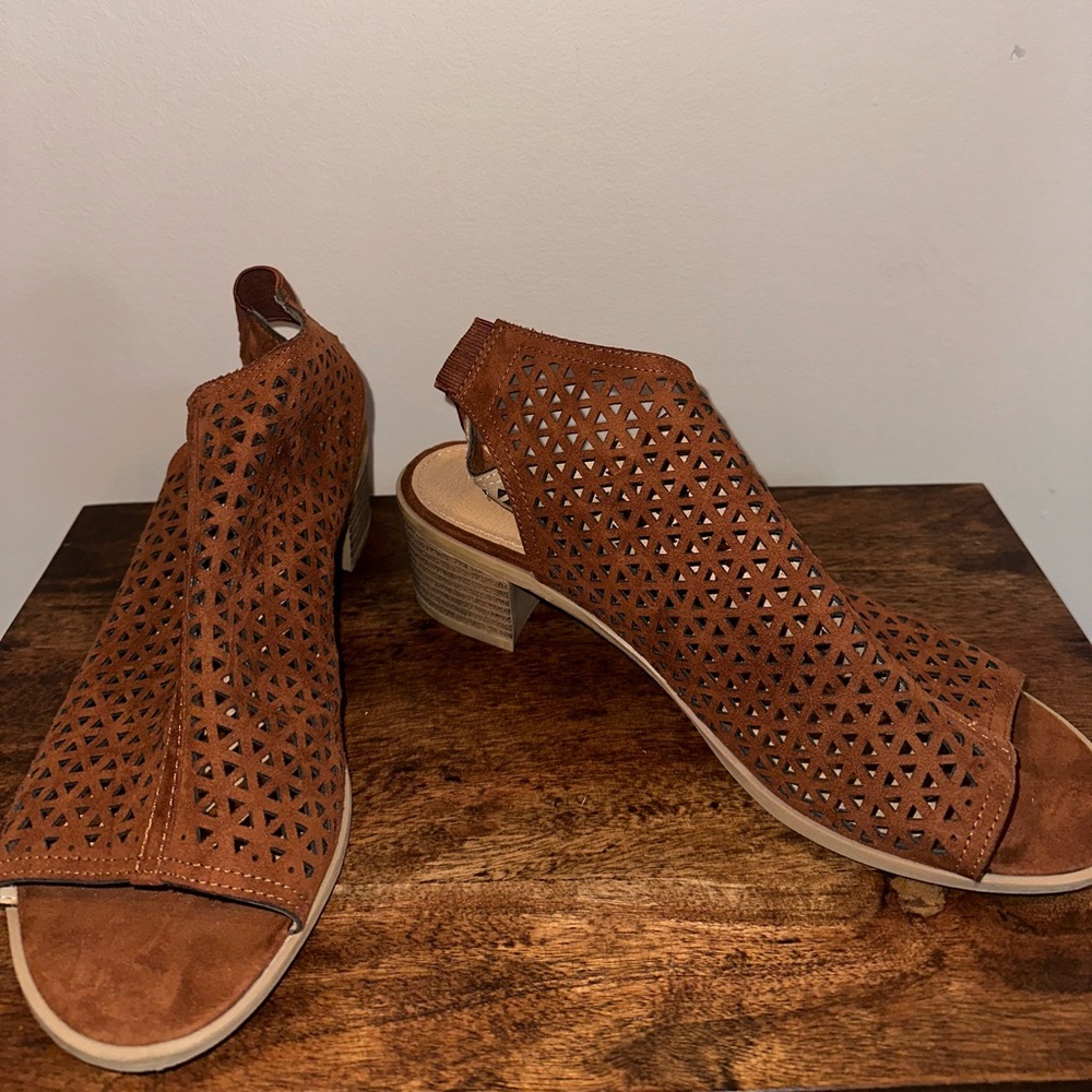 Brown sandal shoes size 8.5 wide
